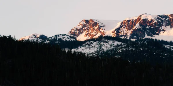 Vista da manhã nas montanhas de neve enquanto o sol nasce — Fotografia de Stock