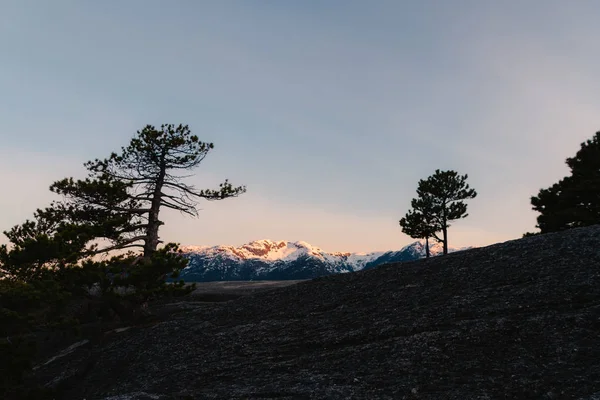 Vista de la mañana en las montañas de nieve mientras amanece — Foto de Stock