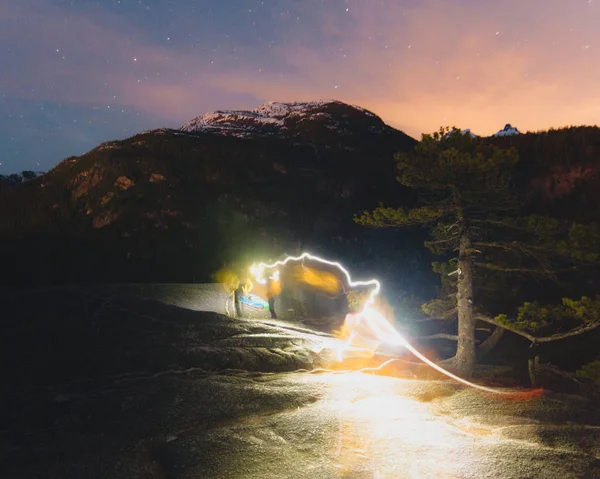 Longa exposição tiro com luz raia na montanha — Fotografia de Stock