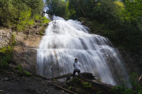 Великий водоспад в зеленому лісі в сонячний день — стокове фото