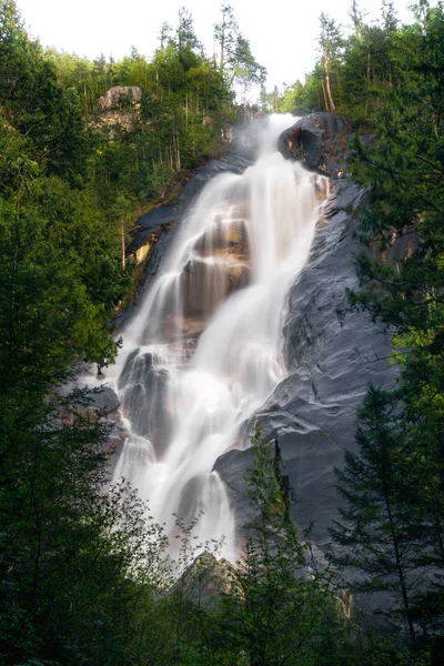 Großer Wasserfall im grünen Wald an sonnigen Tagen — Stockfoto