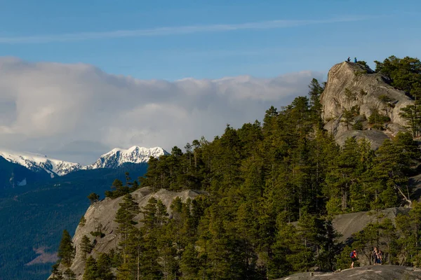 Punto di vista dalla scogliera sopra valle con montagne e nuvole — Foto Stock