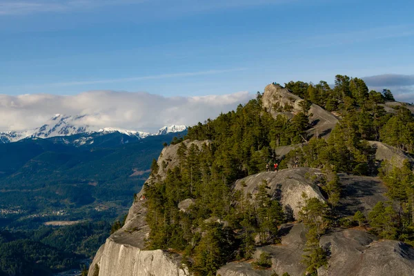 Punto di vista dalla scogliera sopra valle con montagne e nuvole — Foto Stock