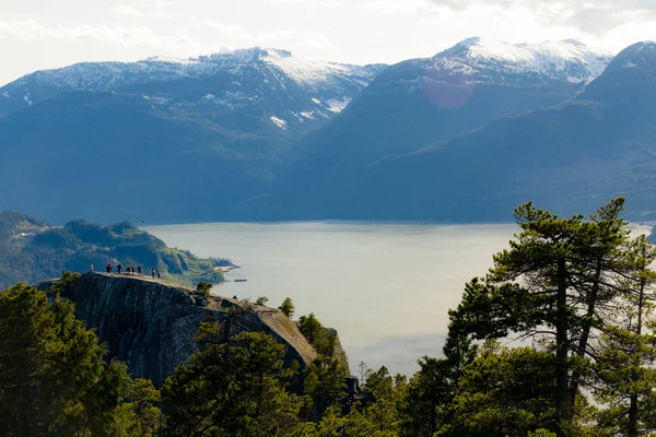 İnsanlara bakış dağlar ve bay ve valle yukarıda