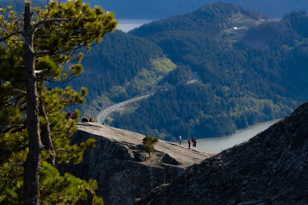 İnsanlara bakış dağlar ve bay ve valle yukarıda