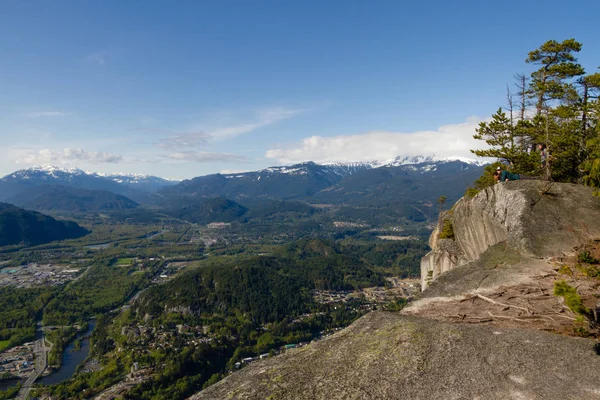 Uçurum vadi dağlar ve bulut ile yukarıda noktasından görüntülemek
