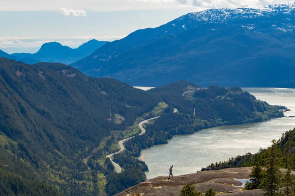 Kıyı bakış dağlar ve bulut