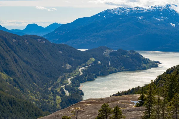 Kıyı bakış dağlar ve bulut