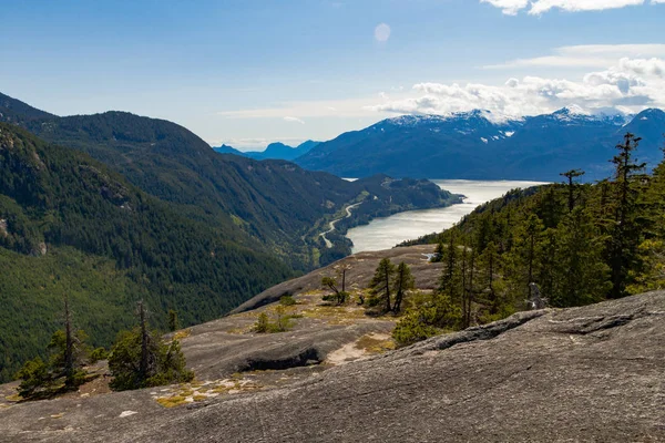 Kıyı bakış dağlar ve bulut