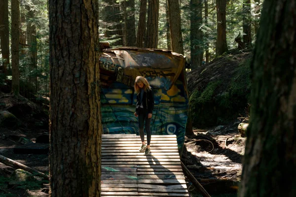 緑の森をパスが空の上を歩く女性 — ストック写真