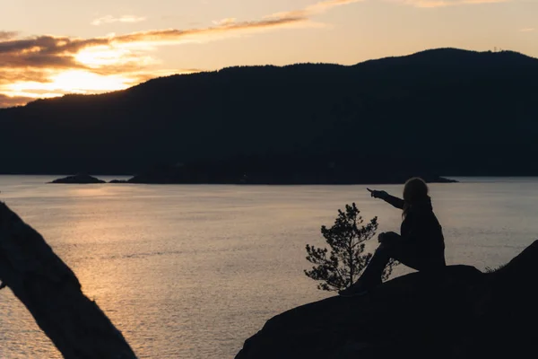 海と太陽、山と海岸の女性のシルエット — ストック写真