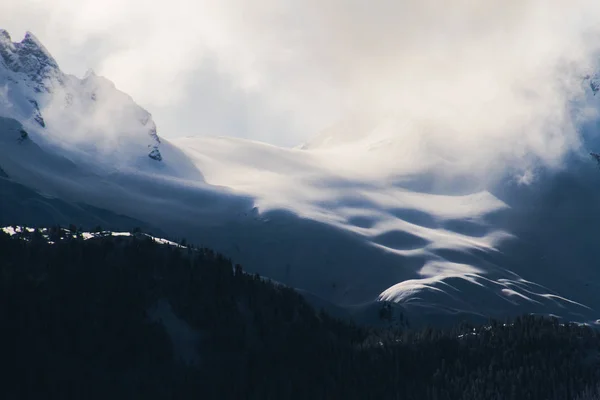 Paisagem de inverno congelado com grandes montanhas cobertas de nuvens e — Fotografia de Stock