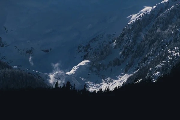 Paesaggio invernale ghiacciato con grandi montagne coperte di nuvole e — Foto Stock