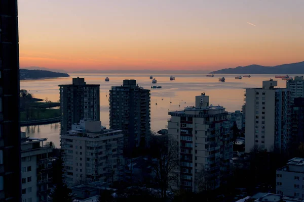 Morgon stadsbilden med sunrise lysande toppen av byggnaden — Stockfoto