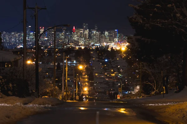 Noche larga exposición tiro de invierno en la ciudad con luces brillantes — Foto de Stock