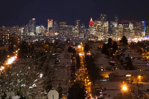 Noche larga exposición tiro de invierno en la ciudad con luces brillantes — Foto de Stock