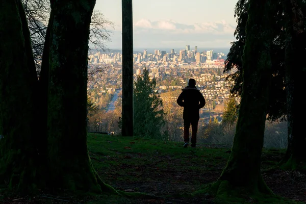 Vancouver centro en la luz de la mañana desde el amanecer con el hombre silhou — Foto de Stock