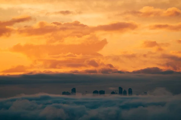 구름과 안개에 도시에서 화려한 일출 — 스톡 사진