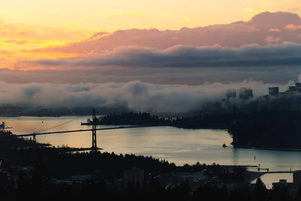 Colorido amanecer en la ciudad en las nubes y la niebla — Foto de Stock