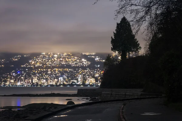 Noche larga exposición ciudad tiro con luces de la ciudad — Foto de Stock