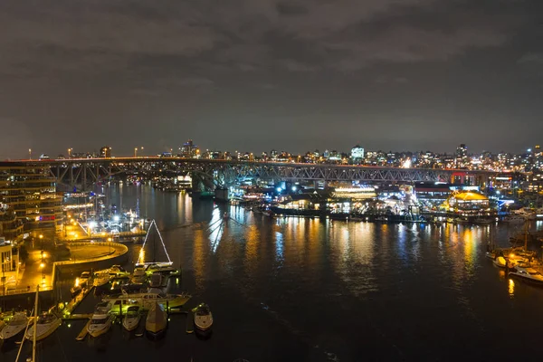 Noite exposição longa cidade tiro com luzes da cidade e porto Fotos De Bancos De Imagens