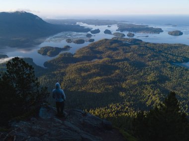 Bay üzerinde uçurumun kenarında duran adam 