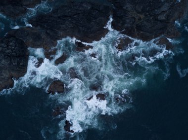 Okyanus kıyısında taş isabet dalgaların hava atış