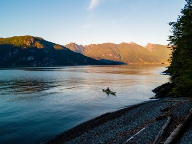 Hava atış kanocu göl günbatımı süre Dağları ile