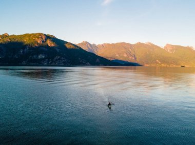 Hava atış kanocu göl günbatımı süre Dağları ile