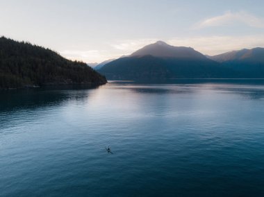 Hava atış kanocu göl günbatımı süre Dağları ile