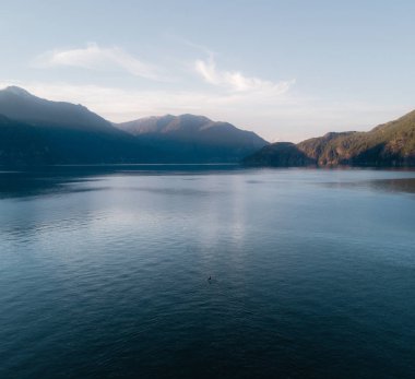 Hava atış kanocu göl günbatımı süre Dağları ile