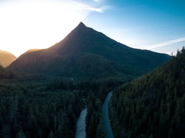 Légi felvétel út a völgyben, míg naplemente mögött hegy — Stock Fotó
