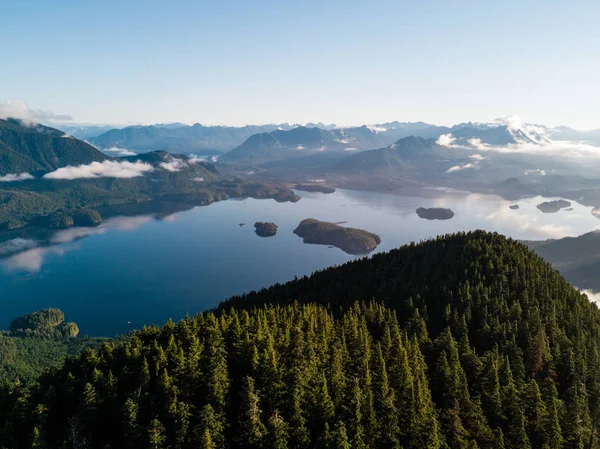 Tiro aéreo do nascer do sol sobre a baía de Tofino — Fotografia de Stock