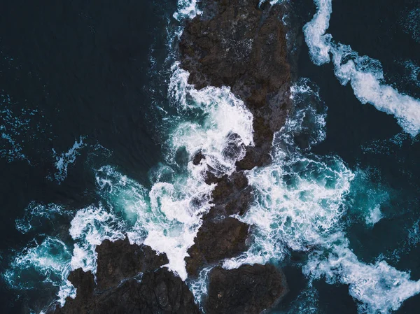 ภาพถ่ายทางอากาศของคลื่นกระทบหินบนชายฝั่งมหาสมุทร — ภาพถ่ายสต็อก