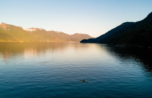 Hava atış kanocu göl günbatımı süre Dağları ile — Stok fotoğraf