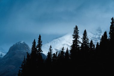 Dağların siluetiyle çarpıcı bir ışık.