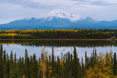 Sonbaharda buzulları ve kar örtüleri olan Alaska dağları