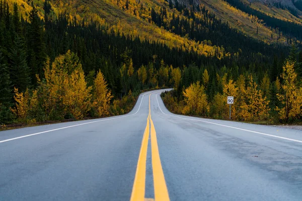 Estrada panorâmica cercada no outono no Alasca — Fotografia de Stock