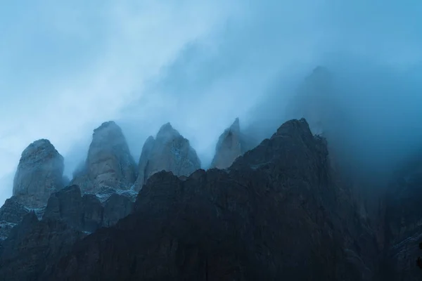 Драматичне світло з силуетом гір — стокове фото