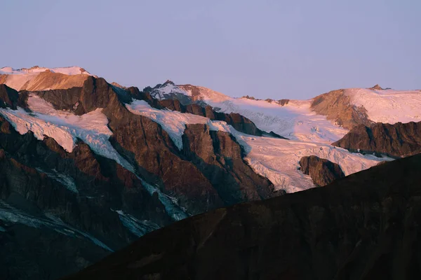 Montañas con glaciares y gorras de nieve en otoño — Foto de Stock