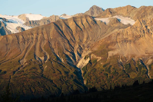 Montagne con ghiacciai e cumuli di neve in autunno — Foto Stock