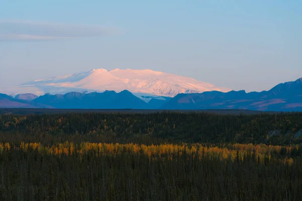 Montanhas com geleiras e bonés de neve no outono — Fotografia de Stock