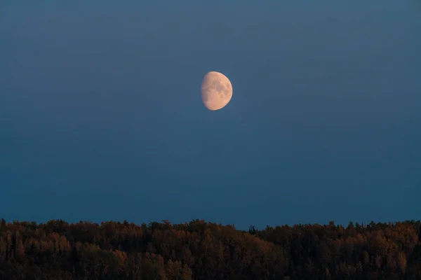 Montañas de Alaska con media luna y cielos rosados — Foto de Stock