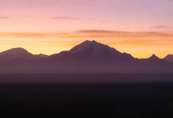 Dramatisch licht met silhouet van bergen tijdens zonsopgang — Stockfoto