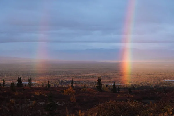 Regenbogen vom See in alaska — Stockfoto