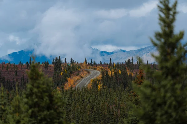 Γραφικός αυτοκινητόδρομος περιτριγυρισμένος το φθινόπωρο στην Αλάσκα — Φωτογραφία Αρχείου