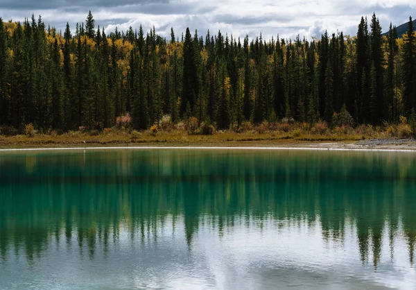 Alaska fjäll med glaciärer och snötäcken på hösten — Stockfoto