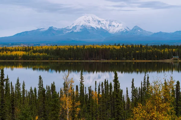 Аляскинські гори з льодовиками і сніговими шапками восени. — стокове фото