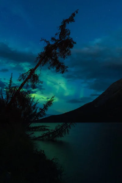 Severní osvětlení nad jezerem s odrazem Aurory Stock Image