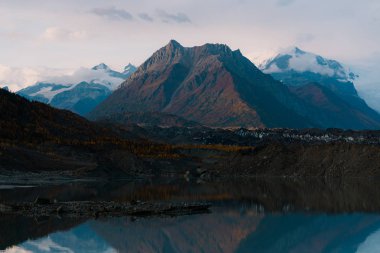 Sonbaharda buzulları ve kar örtüleri olan Alaska dağları